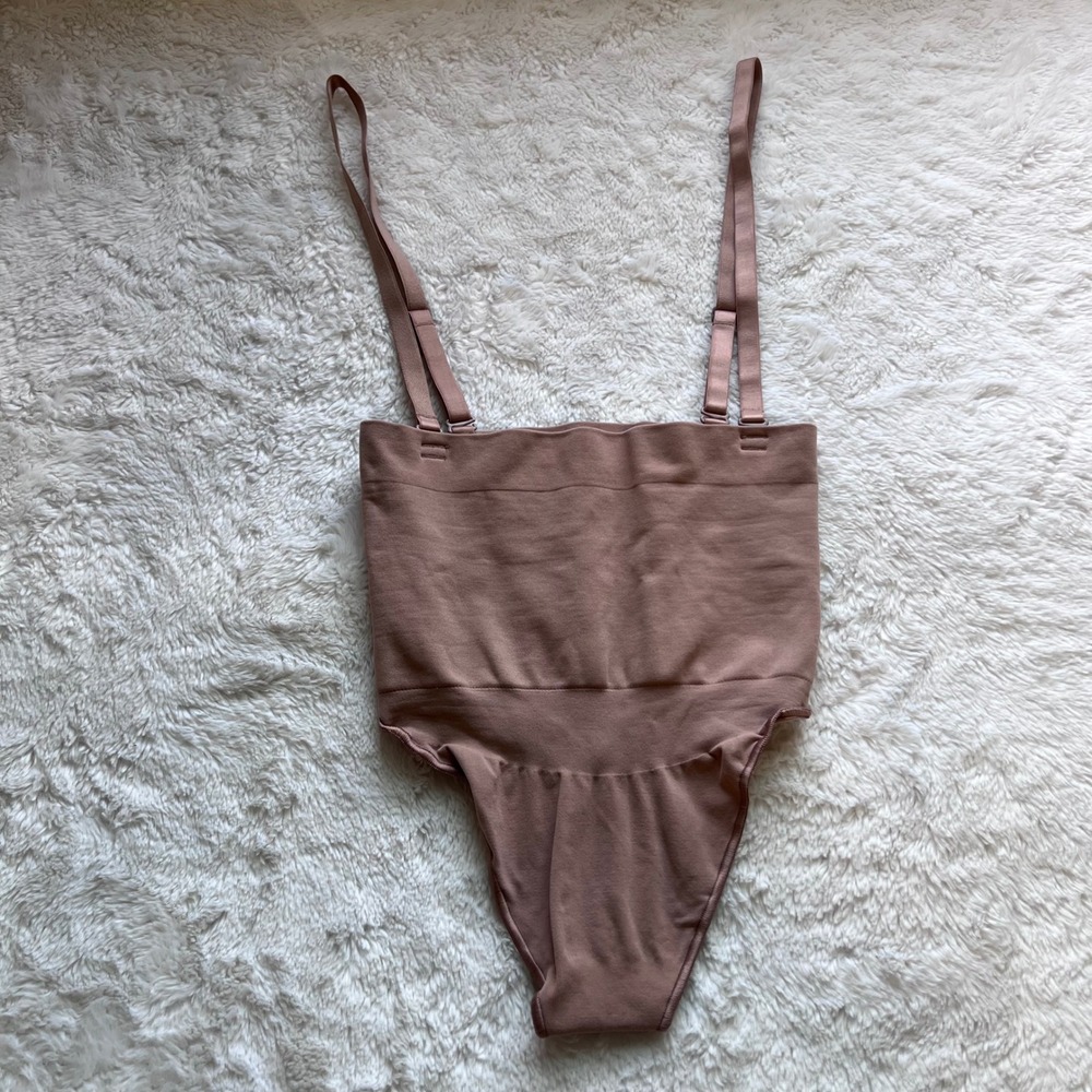 SKIMS Sculpting High Waist Thong with Straps Clay Brown Medium Shapewear Body